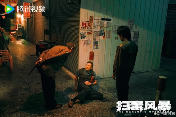 《掃毒風暴》找來段奕宏、秦昊等一票戲骨演員，本來是2025暑期檔備受矚目的重點大劇，但開播後評價卻太好。演員陣容很有吸引力，但大家都在吐槽劇情和製作，剪輯被認為很混亂，許多網友也都在吐槽鏡頭拍得太晃，雖然拍攝手法很新穎，但很妨礙觀看。劇情很大尺度，但劇本沒有同為正經題材的《以法之名》那麼紮實。