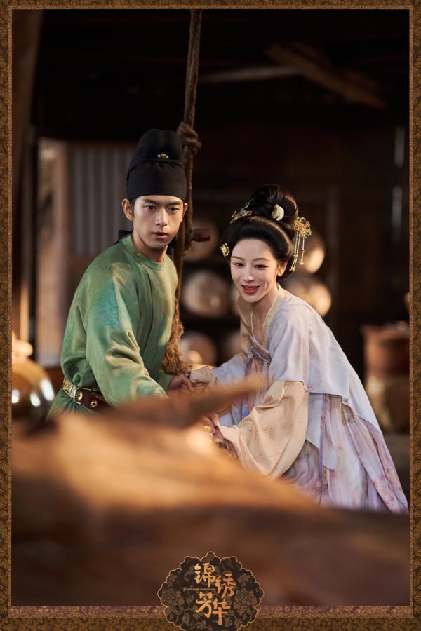 楊紫、李現主演的大女主經商劇《國色芳華》分為上下兩部，最近下部《錦繡芳華》上線了。兩季是一起拍的，下部《錦繡芳華》質感沒有大幅崩塌，故事格局更宏大。不過或許是因為隔了大半年，觀眾追劇熱情減退，《錦繡芳華》熱度一般般，沒有《國色芳華》播出時那麼熱鬧的感覺。