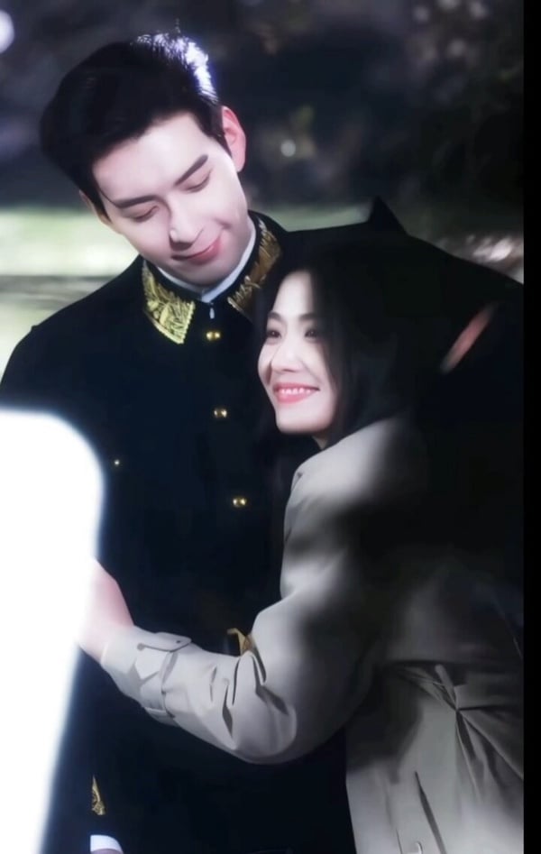 《軋戲》故事很有趣，和最近的《書卷一夢》一樣也都是劇本世界的故事。《軋戲》講述菜鳥劇本殺玩家，愛上王牌NPC演員，講述肖稚宇與胡羞因一場以「民國」主題的劇本殺結緣。在劇本世界裡，兩人碰撞出宿命火花，又在現實世界意外重逢，揭開彼此身份謎題的故事。