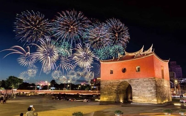 【2025大稻埕煙火時間表】最佳煙火觀賞點、演唱會卡司、交通資訊懶人包一次看！