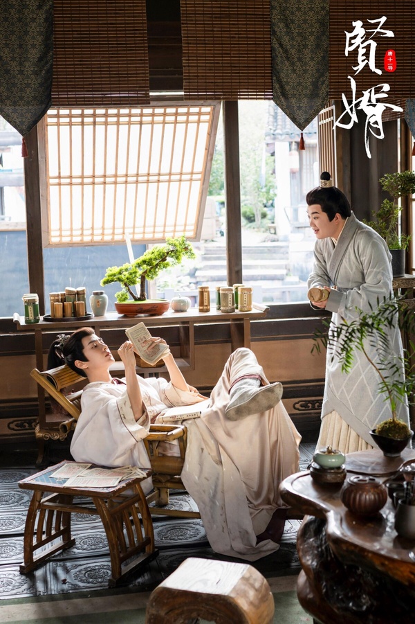 《賢婿》是近期熱播的大男主古裝短劇，風格有點類似郭麒麟的《贅婿》。《賢婿》講述一場意外，讓現代銷售蕭寧魂穿大境朝，淪為蘇家贅婿，他以古法點化茶韻酒香，引得萬民競逐；創報紙、攬英才，助公主縱橫朝堂；面對商女刁難、前妻輕慢，他從容佈局，在鄙夷聲中書寫逆襲傳奇。