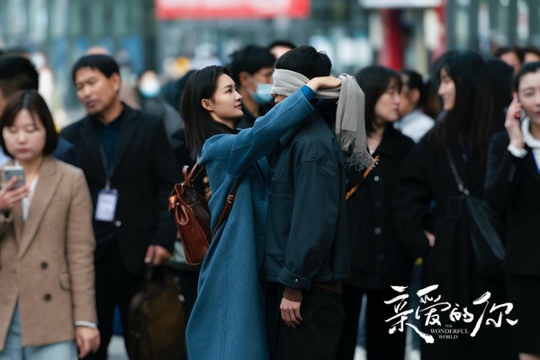 《親愛的你》是一部帶著懸疑色彩的都市劇，被積壓五年多才上檔。播出後熱度低迷，評價也很兩極。《親愛的你》導演和趙麗穎《在人間》是同一個，這位導演的作品評價都很兩極，喜歡的人覺得故事設定很獨特，不喜歡的人覺得劇情平淡、矯情，讓人看不懂。如果是喜歡《難哄》、《愛你》這種下飯小甜劇的觀眾，可能不會喜歡，劇情不好懂。