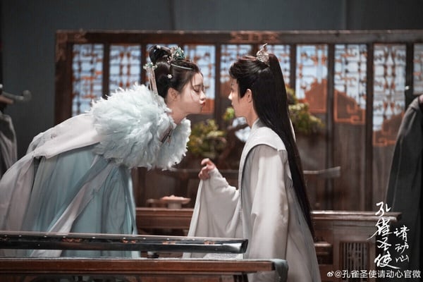 《孔雀聖使請動心》是一部甜寵穿越短劇，男主周峻緯演過《寧安如夢》的男三，顏值挺高，主角也有CP火花。前期是輕鬆的小甜劇氛圍，然而大結局卻引起劇迷不滿，好好的穿越甜劇，卻迎來開放式偏悲的收尾，讓想嗑糖的觀眾很不滿。不過《孔雀聖使請動心》還是開出6.2的高分，贏過不少長劇呢！