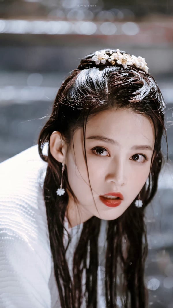 如果說迪麗熱巴是明豔的濃顏系美人，那李沁就屬於淡顏系，美得沒那麼有攻擊性，卻十分耐看。李沁的氣質乾淨，不笑時自帶一種清冷感，笑起來的時候甜甜的，又帶點溫柔婉約的氣質，是無論男生女生都很容易有好感的長相。