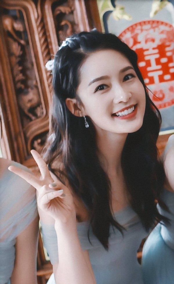 如果說迪麗熱巴是明豔的濃顏系美人，那李沁就屬於淡顏系，美得沒那麼有攻擊性，卻十分耐看。李沁的氣質乾淨，不笑時自帶一種清冷感，笑起來的時候甜甜的，又帶點溫柔婉約的氣質，是無論男生女生都很容易有好感的長相。