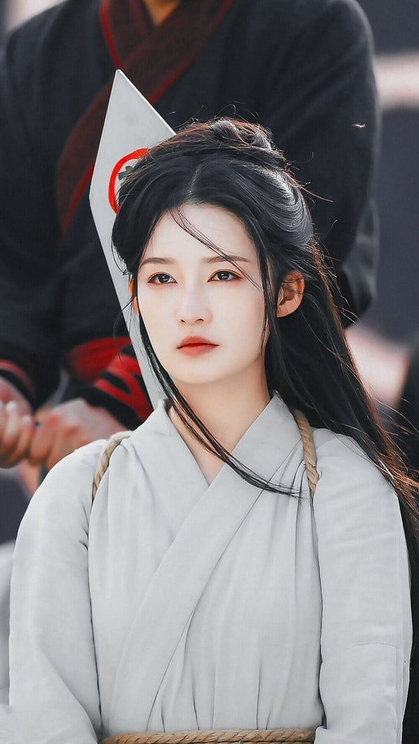 如果說迪麗熱巴是明豔的濃顏系美人，那李沁就屬於淡顏系，美得沒那麼有攻擊性，卻十分耐看。李沁的氣質乾淨，不笑時自帶一種清冷感，笑起來的時候甜甜的，又帶點溫柔婉約的氣質，是無論男生女生都很容易有好感的長相。