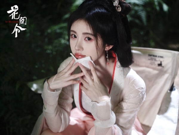 提到90後最美小花，幾乎各大排行都會有鞠婧禕，她是公認90後的美人之一。雖然鞠婧禕常常被吐嘈無法扮醜、演戲套路化，但她確實是好看。而且鞠婧禕很懂得自己美在哪裡，各種古裝造型、穿搭都是好看的，出道後顏值幾乎沒有崩過。
