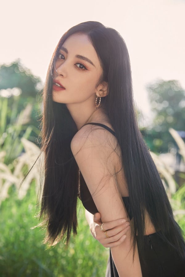 古力娜扎也確實是頂級大美女！古力娜扎是來自新疆的美人，她的五官立體，濃顏系的長相，放到娛樂圈裡都是屬一屬二的。古力娜扎還沒出道，就被冠上「北電最美考生」的稱號，還是素人就已經很有話題了。真正的大美女果然不會被埋沒！
