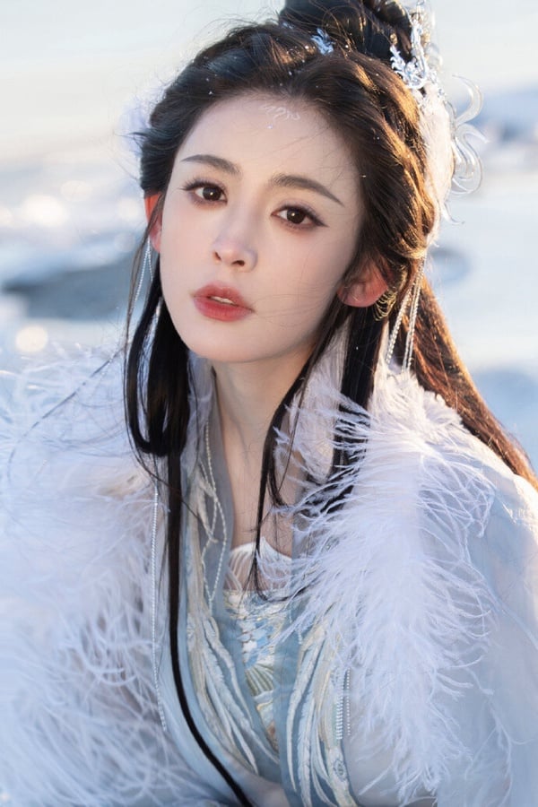 古力娜扎也確實是頂級大美女！古力娜扎是來自新疆的美人，她的五官立體，濃顏系的長相，放到娛樂圈裡都是屬一屬二的。古力娜扎還沒出道，就被冠上「北電最美考生」的稱號，還是素人就已經很有話題了。真正的大美女果然不會被埋沒！