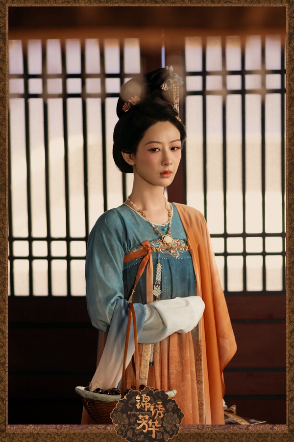 《國色芳華》是今年少數走熱的古裝大劇，這是大女主經商題材，先前《珠簾玉幕》、《蜀錦人家》等經商劇播了一部又一部，本來大家都覺得看很膩，沒想到《國色芳華》很讓大家驚喜。質感非常高，服化道完美還原唐朝風情，劇本有血有肉，大女主認真搞事業，愛情線也不會無腦灑糖。