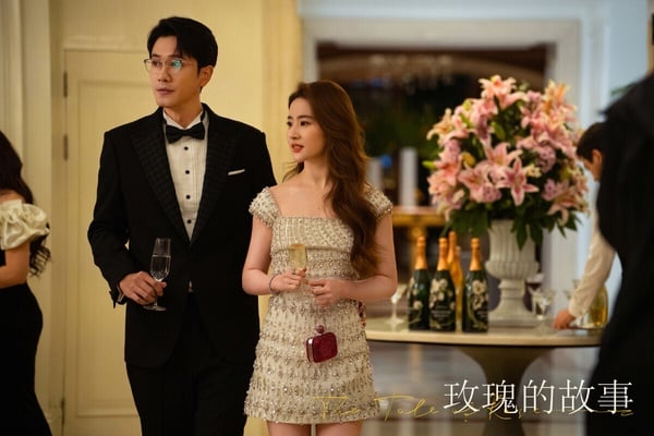 劉亦菲主演的陸劇都自帶話題，近年劉亦菲主演的《夢華錄》、《去有風的地方》和《玫瑰的故事》都獲得了高口碑、高討論度，很厲害。而這部《玫瑰的故事》也是2024很成功的陸劇，改編自亦舒的小說，講述女主角黃亦玫的幾段感情故事。
