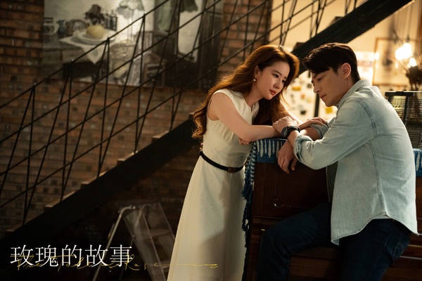 劉亦菲主演的陸劇都自帶話題，近年劉亦菲主演的《夢華錄》、《去有風的地方》和《玫瑰的故事》都獲得了高口碑、高討論度，很厲害。而這部《玫瑰的故事》也是2024很成功的陸劇，改編自亦舒的小說，講述女主角黃亦玫的幾段感情故事。