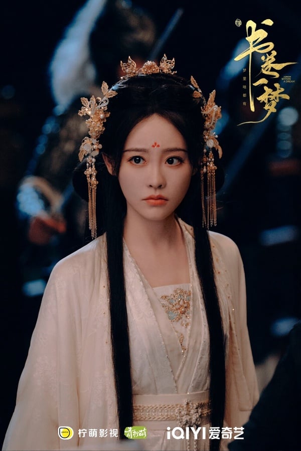 祝緒丹在《永夜星河》就是氣質古裝美女，這次在《書卷一夢》的古裝扮相依舊很美！她飾演的是宋一夢同父異母的妹妹「宋一汀」，在傳統禮儀規訓下成長，表面上看似斯文柔弱，卻不甘束縛於身上的枷鎖，在感情上也很霸氣，不只當面表白上官鶴，大結局時，甚至還向編劇許願，希望劇本世界裡可以新增讓男性懷孕的設定，互動非常搞笑有趣！