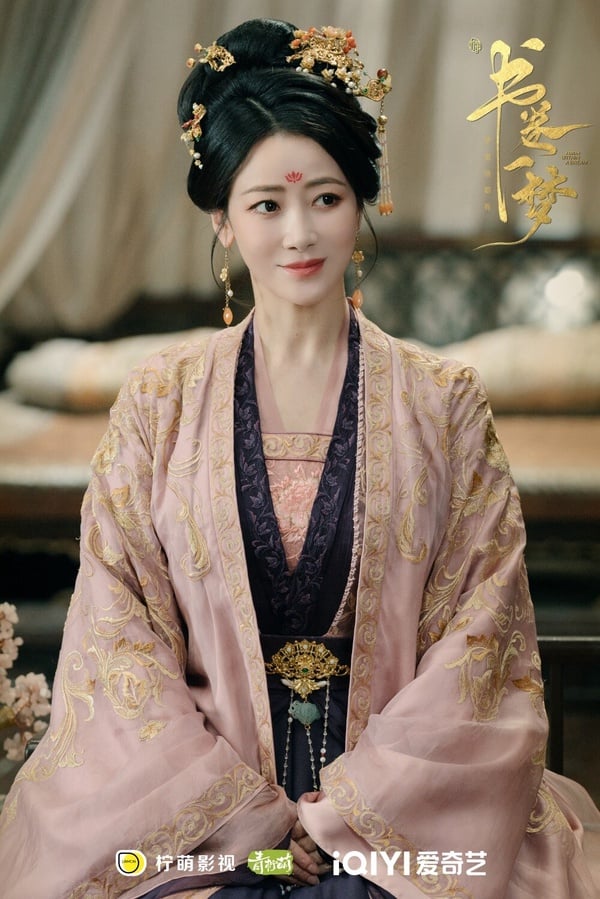 陳紫函在《山河令》、《卿卿日常》等古裝劇中，都給觀眾們留下深刻印象！而她在《書卷一夢》是友情出演，戲份不算多，飾演的是宋一汀的母親「周雪怡」，但在眾多的女配角中，依舊憑著出眾的古裝美貌與氣質，讓觀眾們眼睛一亮，不愧是古裝女神！