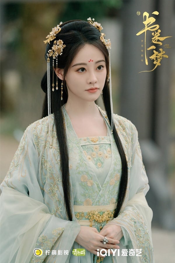 祝緒丹在《永夜星河》就是氣質古裝美女，這次在《書卷一夢》的古裝扮相依舊很美！她飾演的是宋一夢同父異母的妹妹「宋一汀」，在傳統禮儀規訓下成長，表面上看似斯文柔弱，卻不甘束縛於身上的枷鎖，在感情上也很霸氣，不只當面表白上官鶴，大結局時，甚至還向編劇許願，希望劇本世界裡可以新增讓男性懷孕的設定，互動非常搞笑有趣！