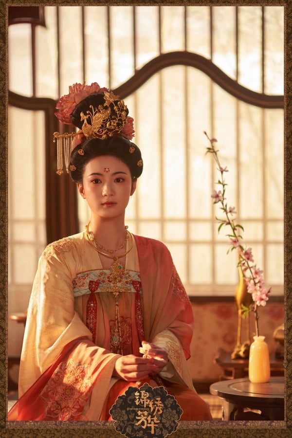 憑古裝劇《古相思曲》出圈的張雅欽，在《錦繡芳華》飾演女二「李幼貞」，這角色的人設雖不討喜，老是找何惟芳麻煩，但張雅欽的唐裝造型是真的很上相，因為唐裝不算好駕馭，但張雅欽的五官柔和，所以五顏六色的唐裝穿在她的身上，並不會太過搶戲突兀，反而還穿出她自己的味道，真的很適合唐裝呢！