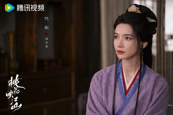 代斯也演過不少古裝劇，像是《千古玦塵》、《白月梵星》，她的古裝造型很耐看，而且有獨特的氣質！她在《桃花映江山》飾演「楊萬青」一角，是斕衣閣的掌櫃，同時也是呂后安插在姜桃花身邊的眼線，戲份並不算多，不過顏值與演技在線，同樣獲得觀眾們的好評！