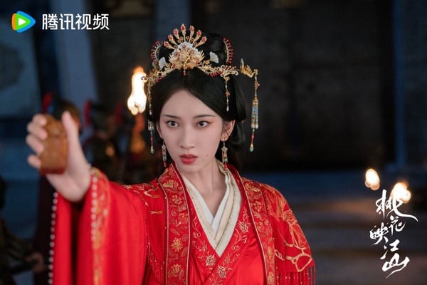劉令姿對大家來說，也是古裝劇裡的熟面孔了！她近年出演《柳舟記》、《卿卿日常》等作品，都讓觀眾們印象深刻！不只演技自然，古裝造型也上相，她這次飾演《桃花映江山》孟蓁蓁，身份是沈在野的正室，古裝氣質溫婉端莊，又很有當家主母的氣勢，果然一出場就抓住觀眾們的眼球！