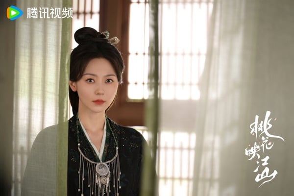 黃夢瑩是《桃花映江山》最令人驚艷的演員之一，她飾演的是北苑繼后，原是侍女阿華，取得寵信後殺死姜桃花的母親賀蘭王后。她先前出演《三生三世十里桃花》時，也是以反派角色出圈，這次久違回歸反派角色，一出場氣勢十足，古裝顏值也完全不輸孟子義！
