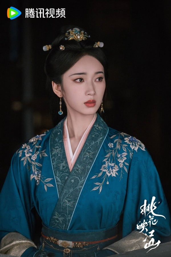 劉令姿對大家來說，也是古裝劇裡的熟面孔了！她近年出演《柳舟記》、《卿卿日常》等作品，都讓觀眾們印象深刻！不只演技自然，古裝造型也上相，她這次飾演《桃花映江山》孟蓁蓁，身份是沈在野的正室，古裝氣質溫婉端莊，又很有當家主母的氣勢，果然一出場就抓住觀眾們的眼球！