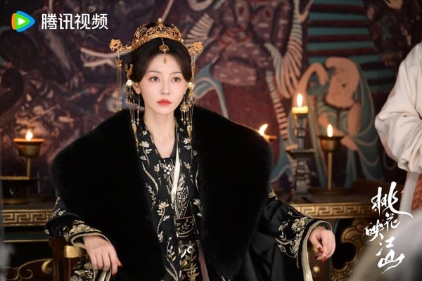 黃夢瑩是《桃花映江山》最令人驚艷的演員之一，她飾演的是北苑繼后，原是侍女阿華，取得寵信後殺死姜桃花的母親賀蘭王后。她先前出演《三生三世十里桃花》時，也是以反派角色出圈，這次久違回歸反派角色，一出場氣勢十足，古裝顏值也完全不輸孟子義！