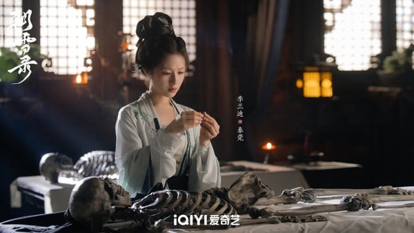 《朝雪錄》是繼《書卷一夢》、《桃花映江山》後又一部上檔的古裝大劇，開播前沒有特別被看好，開播後熱度也不高。不過《朝雪錄》口碑還可以，開篇節奏非常快，不會拖沓。劇情案件方面不算很高能，沒有《御賜小仵作》、《唐朝詭事錄》那麼精采，但《朝雪錄》中式恐怖的氛圍塑造得很不錯，還增加大家愛看的宅鬥戲，作為下飯劇可以一追。