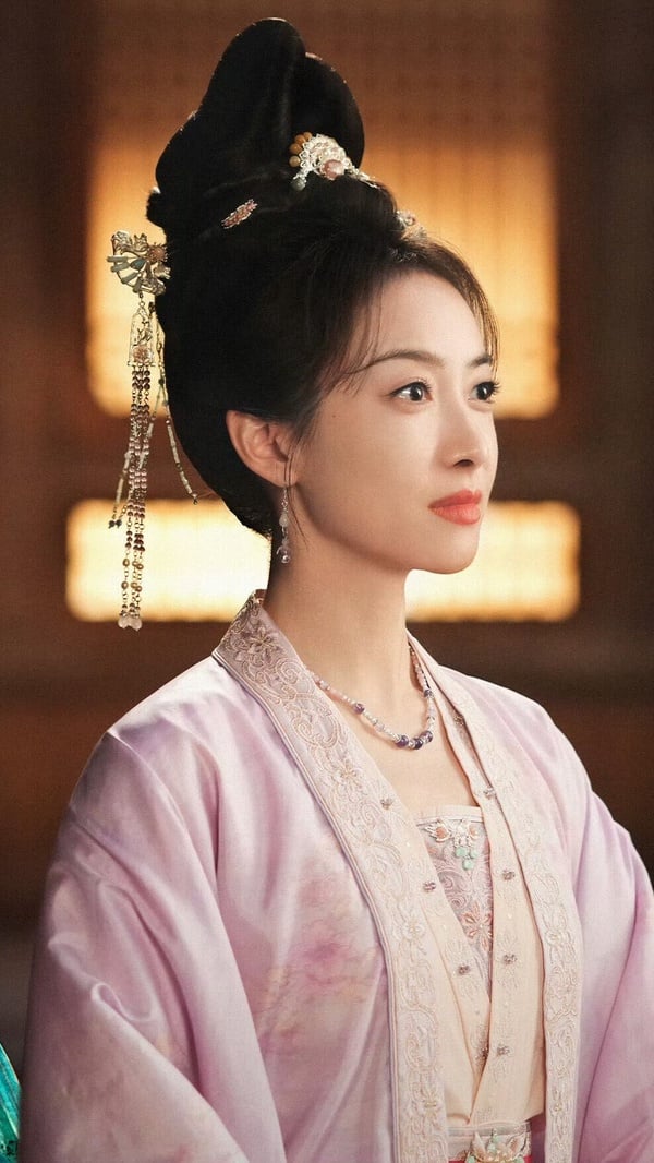 丁禹兮去年底因《永夜星河》演技出圈，連帶讓丁禹兮接下來這部《山河枕》期待度拔高！《山河枕》原著小說是重生設定，少年將軍vs.名門將女，還帶點叔嫂背德的設定。小說大氣磅礡，設定有亮點，而且虐到不行，希望劇版不要魔改。丁禹兮演將軍很讓人期待！