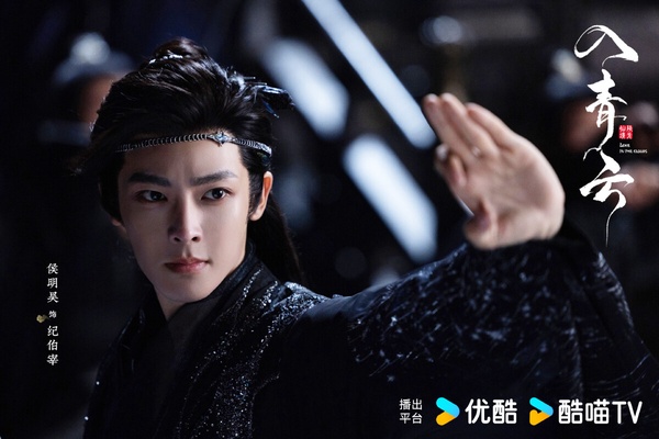 《入青雲》由侯明昊、盧昱曉主演，兩人的古裝扮相都很好看，且《入青雲》由知竹、落落兩位女導演執導。兩位導演審美都是被誇的！最近的古裝劇像《九重紫》、《永夜星河》，都是因為導演的超強審美才意外走紅，如果兩位導演能維持先前的拍攝水準，那麼《入青雲》也許能期待一下。