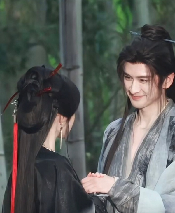 鞠婧禕主演的《來戰》很被期待！這部劇來頭不小，改編自九鷺非香的小說，和《蒼蘭訣》、《與鳳行》同作者！還有《永夜星河》導演指導。去年《永夜星河》一上線，導演超強的審美就被大讚，而《來戰》又有話題演員鞠婧禕，開播後肯定不缺話題！《來戰》鞠婧禕的造型也有點像《永夜星河》，很美！