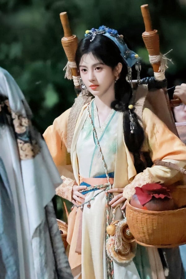 鞠婧禕主演的《來戰》很被期待！這部劇來頭不小，改編自九鷺非香的小說，和《蒼蘭訣》、《與鳳行》同作者！還有《永夜星河》導演指導。去年《永夜星河》一上線，導演超強的審美就被大讚，而《來戰》又有話題演員鞠婧禕，開播後肯定不缺話題！《來戰》鞠婧禕的造型也有點像《永夜星河》，很美！