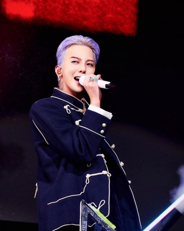 G-Dragon在演唱會舞台上，穿著表演服裝，展現專注神情