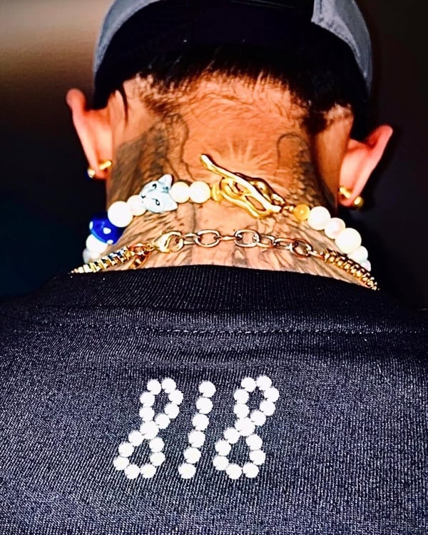 G-Dragon社群私服照，身穿背後繡有他生日的訂製服