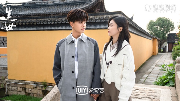 《一生一世》的周生辰讓好多劇迷都很難忘。不同於古代篇《周生如故》一路虐到底，現代篇《一生一世》滿滿高糖甜寵，而周生辰轉世後是個一心搞科研的化學教授，性格木訥內斂、溫柔溫暖，溫吞害羞的模樣超級可愛！