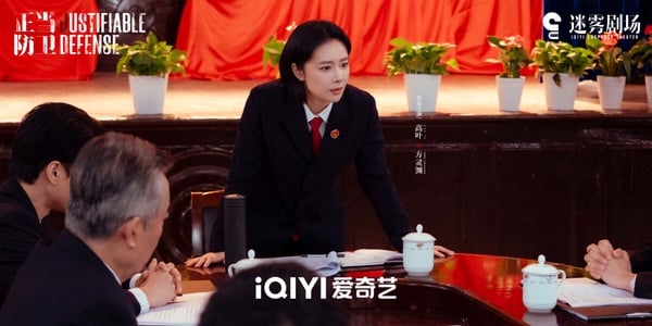 《難哄》爆火後，也讓白敬亭參演的懸疑劇《正當防衛》擁有高關注，這是《獵罪圖鑑》編劇的作品，但卻沒有《獵罪圖鑑》的高口碑。一部分觀眾認為劇情在故弄玄虛，劇中的台詞太拗口、太文謅謅，讓人看得雲裡霧裡。但也有人很喜歡《正當防衛》的鋪陳，追得欲罷不能。