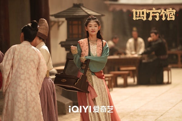 不同於《長相思》的虐心，檀健次主演的《四方館》是一部古裝探案輕喜劇，題材很特別，四方館為古代外交機構，講述了身處一片小小天地中的各方志士，胸懷理想，為家國和正義勇敢奔赴的故事。