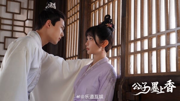 《公子墨上香》劇情講述社畜手繪師童子芙偶然進入到自己的漫畫作品中,認識了京城第一畫師文景湛,一心只想從軍的文景湛誤認為童子芙是父親派來的探子,兩人在相處過程中,共同見證了對方的成長,最後走到了一起。