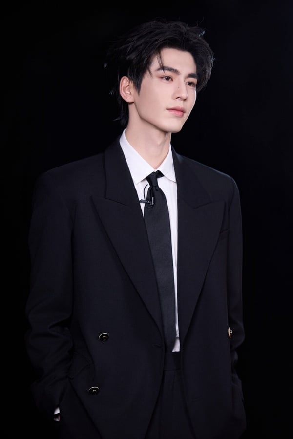 對於自己的學霸人設，張凌赫也在節目上回應過，其實他不認為自己是個學霸，因為他周遭的同學也都很優秀，所以他的成績其實蠻普通的，只是真的對數學、物理很有興趣。