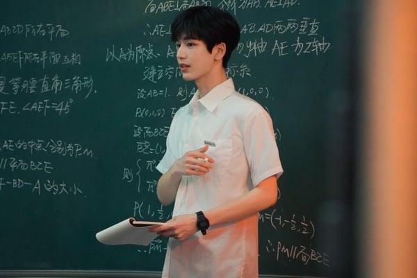 張凌赫的理科成績一向都很不錯，曾參加過省級的物理競賽，獲得了二等獎的殊榮，而在高考那年，張凌赫的數學考了182分，滿分為200分，幾乎是逼近滿分，粉絲們看到他的數學分數都表示，這真的是妥妥的理工學霸！