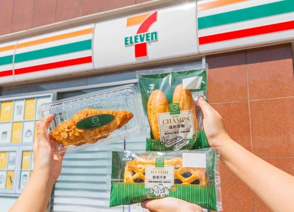 7-11「WUNIQUE吳一無二」聯名甜點！開心果可麗露、野莓馬卡龍冰必吃，再推御飯糰新品