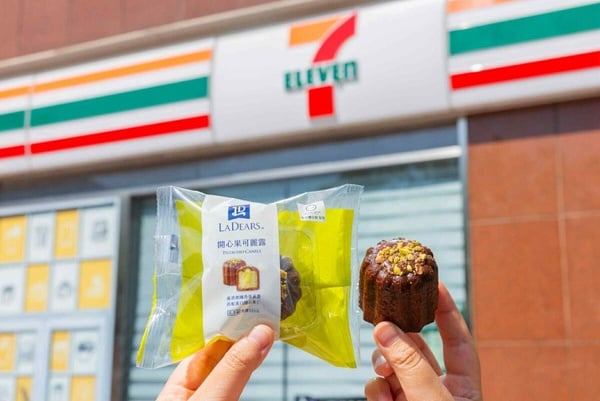 7-11「WUNIQUE吳一無二」聯名甜點！開心果可麗露、野莓馬卡龍冰必吃，再推御飯糰新品