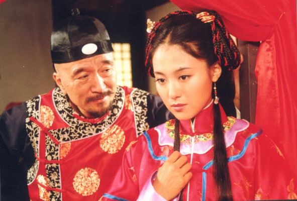《神醫喜來樂》台灣觀眾可能不太認識，這是2003年播出的古裝歷史輕喜劇，在豆瓣開出8.1的高分，一樣是很多觀眾喜歡反覆重刷的童年經典。人物群像熱熱鬧鬧，很下飯！《神醫喜來樂》故事發生在清朝末年，靖王爺為救愛女性命，不得不病急亂投醫，找來了滄州的鄉下郎中喜來樂。沒想到被宮裡太醫王天和斷為絕症的格格，喜來樂竟用奇招救活。