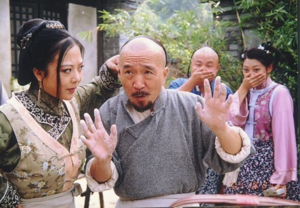 《神醫喜來樂》台灣觀眾可能不太認識，這是2003年播出的古裝歷史輕喜劇，在豆瓣開出8.1的高分，一樣是很多觀眾喜歡反覆重刷的童年經典。人物群像熱熱鬧鬧，很下飯！《神醫喜來樂》故事發生在清朝末年，靖王爺為救愛女性命，不得不病急亂投醫，找來了滄州的鄉下郎中喜來樂。沒想到被宮裡太醫王天和斷為絕症的格格，喜來樂竟用奇招救活。