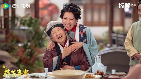 《芬芳喜事》是一部家庭古裝喜劇,風格類似於《五福臨門》和《蘭閨喜事》。這部劇是高評價古裝喜劇《蘭閨喜事》的原班人馬打造,主演都不是流量明星,但演技功底紮實,演喜劇都很有喜感,個個都是活寶,劇情可以期待一下。