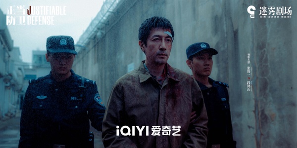 《難哄》爆火後,也讓白敬亭參演的懸疑劇《正當防衛》擁有高關注,拿下第二名。這是《獵罪圖鑑》編劇的作品,但卻沒有《獵罪圖鑑》的高口碑。一部分觀眾認為劇情在故弄玄虛,劇中的台詞太拗口、太文謅謅,讓人看得雲裡霧裡。但也有人很喜歡《正當防衛》的鋪陳,追得欲罷不能。