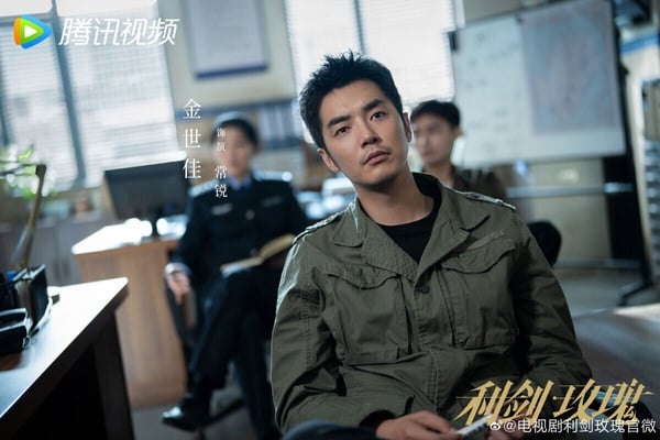 冠軍是迪麗熱巴的新劇!迪麗熱巴過去累積了《三生三世枕上書》、《你是我的榮耀》等多部偶像劇作品,近年迪麗熱巴也開始轉型。這次的《利劍玫瑰》班底不錯,編劇黃凱文參與過《開端》的劇本,導演蘇萬聰拍過《沖上雲霄》、《無敵先鋒》,是港圈有名的導演。而迪麗熱巴這次要演女警花!