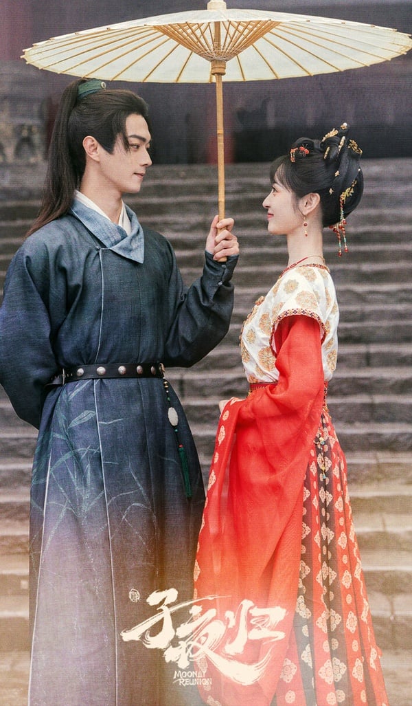 許凱、田曦薇主演的《子夜歸》是2025暑期檔的高期待重磅劇，改編自扶華的小說《梅夫人寵夫日常》，是帶點志怪氛圍的懸疑愛情劇。《子夜歸》由《太子妃升職記》導演指導，劇情設定也挺有趣，許凱飾演正直的高傲道士小郎君，田曦薇則是紈絝貓妖大姐姐。孤傲郎君與紈絝貴女縱享雙面人生，白日愛侶歡樂，夜裡殊死相搏，只為護一方太平。《子夜歸》的古裝造型滿滿唐風，很好看呢！