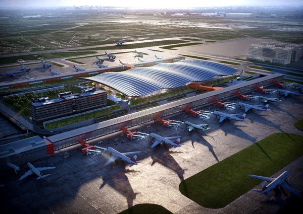 桃園機場第三航廈北登機廊廳的玻璃景觀空橋，整體空間採光明亮通透，旅客能透過大片玻璃看見停機坪上的飛機