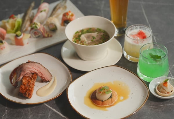  URBAN PARADISE 的 Ocean Bar 必吃推薦「海膽干貝最中」，以酥脆最中餅殼夾著海膽與醋飯