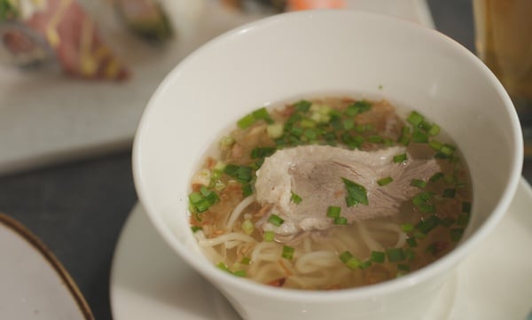  URBAN PARADISE 快意町餐區的招牌台灣小吃「古早味鵝湯麵」