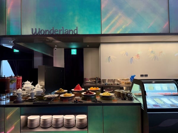 URBAN PARADISE 的 Wonderland 甜點餐區，展示多款藝術級精緻甜點與蛋糕。